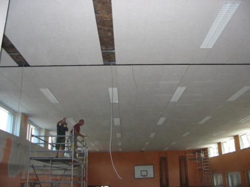 Deckensanierung im Innenbereich - 288 m² Decke werden abgebaut und über 400 neue Deckenplatten werden befestigt