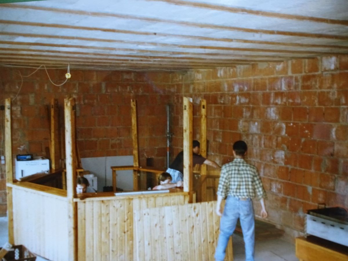 Ausbau des Turnraums im Erdegeschoss der Turnhalle 2003 - Betonpiste vor dem Umbau zum neuen Turnraum.
