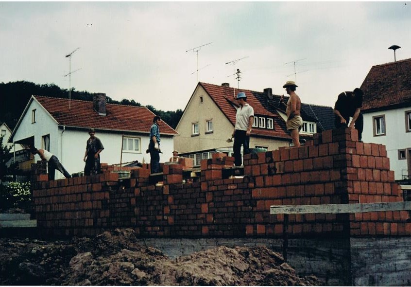 Turnhallenbauarbeiten - Viele freiwillige Helfer beim errichten der Mauern der Turnhalle